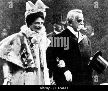 1900 Archivio Storico Olycom/LaPresse Vittorio Emanuele III di Savoia (Vittorio Emanuele Ferdinando Maria Gennaro di Savoia) Napoli, 11 novembre 1869 - Alessandria d'Egitto, 28 dicembre 1947) è stato re d'Italia (dal 1900 al 1946), Imperatore d'Etiopia (dal 1936 al 1943), Primo Maresciallo dell'Impero (dal 4 aprile 1938) e re d'Albanie (dal 1939 al 1943). Abdicò il 9 maggio 1946 e gli succedette il figlio Umberto II. Nella Foto : Vittorio Emanuele III Padre di re Umberto II sur la photo : Vittorio Emanuele III, père du roi Umberto II crédit : LaPresse/Alamy Live News Banque D'Images