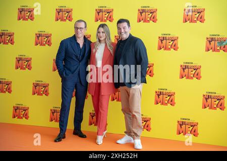 Stefano Accorsi, Carolina Benvenga et Max Giusti participent à la photoconférence du film ''Cattivissimo me 4'' à l'Hôtel Hassler à Rome, Italie, le 11 juillet 2024. (Photo de Luca Carlino/NurPhoto) Banque D'Images