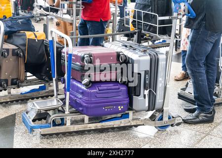 Bagages de bagages sur le chariot dans le terminal de départ de l'aéroport en attente de l'enregistrement Banque D'Images