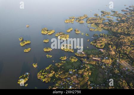 Beaucoup de petites îles dans le lac de Grenade vue aérienne drone sur la lumière ensoleillée Banque D'Images