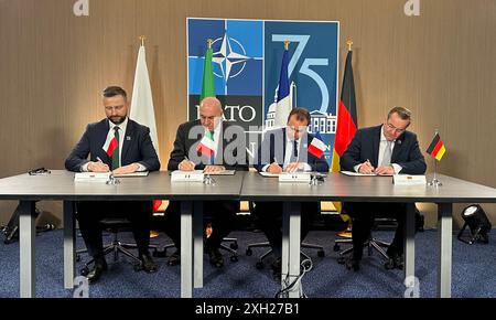 Washington, États-Unis. 11 juillet 2024. Wladyslaw Kosiniak-Kamysz (de gauche à droite), ministre de la Défense de la Pologne, Guido Crosetto, ministre de la Défense de l'Italie, Sébastien Lecornu, ministre de la Défense de la France, et Boris Pistorius (SPD), signent une déclaration d'intention. Le ministre de la Défense Pistorius (SPD) et ses homologues de France, d'Italie et de Pologne ont jeté les bases du projet ELSA (« approche européenne des frappes à longue portée ») en marge du sommet de l'OTAN à Washington. Crédit : Carsten Hoffmann/dpa/Alamy Live News Banque D'Images