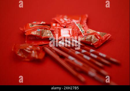 Dresde, Allemagne. 11 juillet 2024. Des stylos et des bonbons avec le logo du SPD reposent sur une table lors de la présentation de la campagne pour les élections d'État en Saxe dans la maison Herbert Wehner. Crédit : Robert Michael/dpa/Alamy Live News Banque D'Images