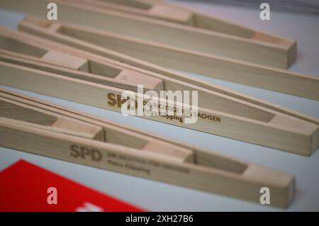 Dresde, Allemagne. 11 juillet 2024. Des pinces à saucisses avec le logo SPD et l'inscription 'Die Richtige für Sachsen Petra Kipping' ('la droite pour Saxe Petra Kipping') reposent sur une table lors de la présentation de la campagne pour les élections d'État en Saxe dans la maison Herbert Wehner. Crédit : Robert Michael/dpa/Alamy Live News Banque D'Images