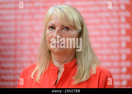 Dresde, Allemagne. 11 juillet 2024. Petra Köpping (SPD), ministre des Affaires sociales de Saxe, se tient devant une bannière lors de la présentation de la campagne pour les élections d'État en Saxe à la Maison Herbert Wehner. Crédit : Robert Michael/dpa/Alamy Live News Banque D'Images