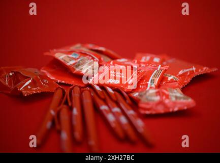 Dresde, Allemagne. 11 juillet 2024. Des stylos et des bonbons avec le logo du SPD reposent sur une table lors de la présentation de la campagne pour les élections d'État en Saxe dans la maison Herbert Wehner. Crédit : Robert Michael/dpa/Alamy Live News Banque D'Images