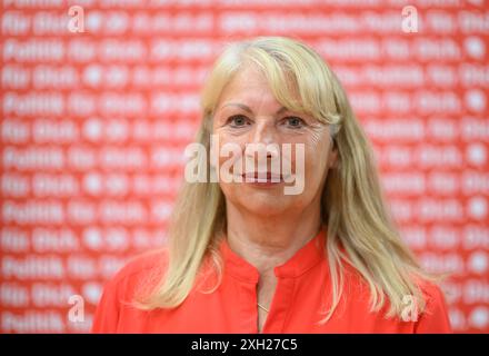 Dresde, Allemagne. 11 juillet 2024. Petra Köpping (SPD), ministre des Affaires sociales de Saxe, se tient devant une bannière lors de la présentation de la campagne pour les élections d'État en Saxe à la Maison Herbert Wehner. Crédit : Robert Michael/dpa/Alamy Live News Banque D'Images