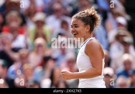 Jasmine Paolini célèbre contre Donna Vekic le onzième jour des Championnats de Wimbledon 2024 au All England Lawn Tennis and Croquet Club, Londres. Date de la photo : jeudi 11 juillet 2024. Banque D'Images