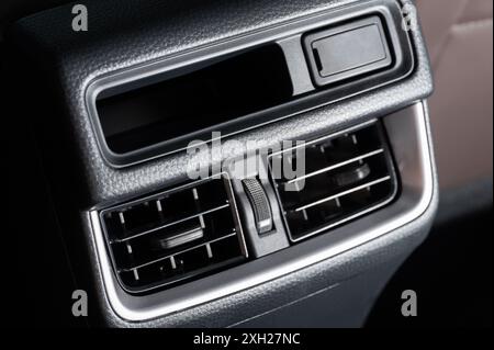 Trous d'aération arrière de la voiture avec intérieur en cuir vue rapprochée Banque D'Images