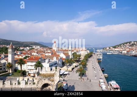 Trogir, Croatie. 16 août 2023. Vue sur la ville et le port avec des bateaux, vu de la forteresse Kamerlengo. Crédit : Viola Lopes/dpa/Alamy Live News Banque D'Images