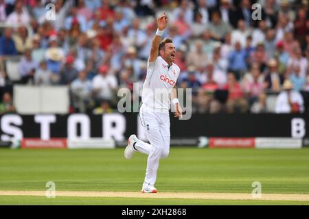 Londres, Angleterre. 11 juillet 2024. James Anderson célèbre avoir pris le guichet de Kraigg Brathwaite lors de sa dernière apparition au test lors de la deuxième journée du premier test masculin de Rothesay entre l’Angleterre et les Antilles au Lord’s Cricket Ground. Kyle Andrews/Alamy Live News Banque D'Images