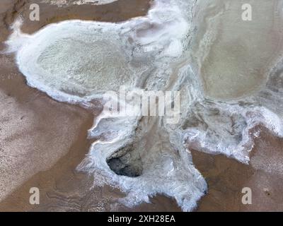 Cliché en grand angle de formations minérales blanches complexes et de motifs dans un terrain désertique aride, mettant en valeur des textures naturelles et des caractéristiques géologiques. Banque D'Images