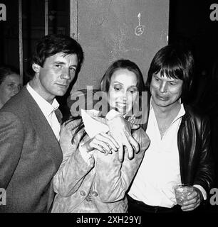 **FICHIER PHOTO** Shelley Duvall est décédée. Shelley Duvall avec Michael Palin et Terry Gilliam à une fête célébrant la sortie de TIME BANDITS à l'Underground Disco de New York. 4 janvier 1981 crédit : Walter McBride/MediaPunch Banque D'Images