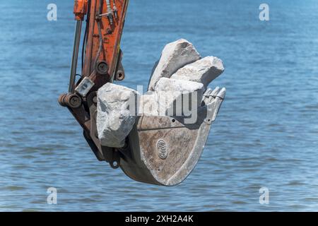 Travaux de protection contre l'érosion côtière avec des machines provenant d'une barge en mer, Cromer, Norfolk, Angleterre, Royaume-Uni, Europe Banque D'Images