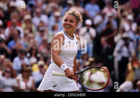 Jasmine Paolini célèbre avoir battu Donna Vekic le onzième jour des Championnats de Wimbledon 2024 au All England Lawn Tennis and Croquet Club de Londres. Date de la photo : jeudi 11 juillet 2024. Banque D'Images