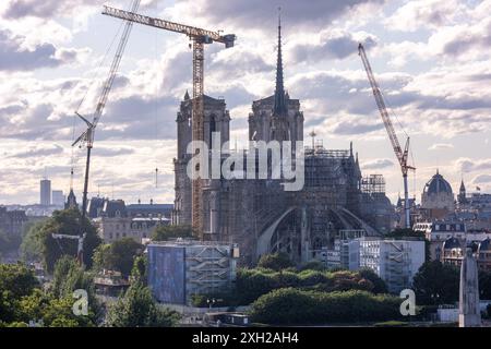 Paris, France. 09 juillet 2024. Travaux en cours pour reconstruire la cathédrale notre-Dame de Paris, cinq ans après qu'elle ait été endommagée par un incendie, comme on l'a vu, à Paris, en France, le 9 juillet 2024. Photo de Ammar Abd Rabbo/ABACAPRESS. COM Credit : Abaca Press/Alamy Live News Banque D'Images