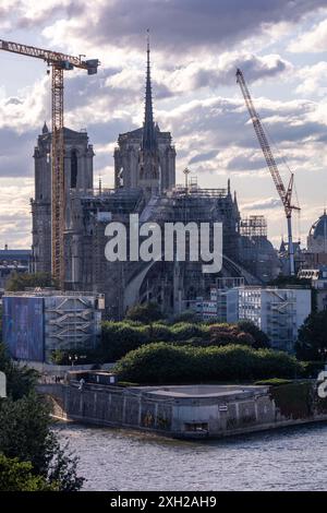 Paris, France. 09 juillet 2024. Travaux en cours pour reconstruire la cathédrale notre-Dame de Paris, cinq ans après qu'elle ait été endommagée par un incendie, comme on l'a vu, à Paris, en France, le 9 juillet 2024. Photo de Ammar Abd Rabbo/ABACAPRESS. COM Credit : Abaca Press/Alamy Live News Banque D'Images