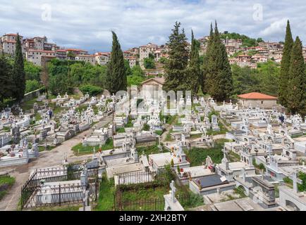 Cimetière au-dessous du village de Dimitsana à flanc de colline dans la région Arcadia ou Gortynia du Péloponnèse de Grèce. Banque D'Images