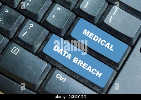 Violation de données médicales écrire sur le clavier isolé sur fond d'ordinateur portable Banque D'Images