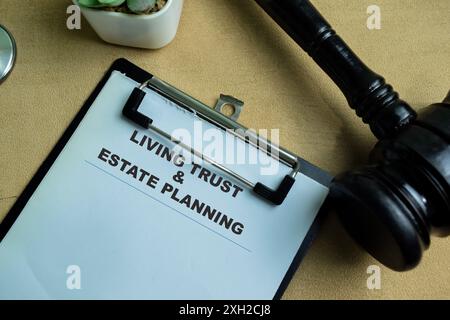 Concept de Living Trust et Estate Planning écrire sur des documents isolés sur fond de bois. Banque D'Images