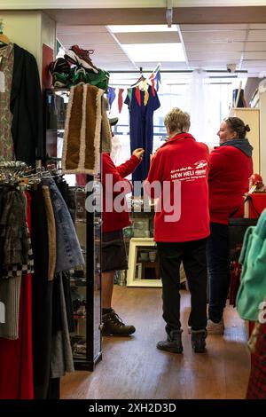 Des bénévoles discutent dans un magasin de charité Cornwall Air Ambulance à Newquay en Cornouailles au Royaume-Uni. Banque D'Images