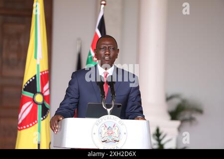 Nairobi. 11 juillet 2024. Cette photo prise le 11 juillet 2024 montre le président kenyan William Ruto prononçant un discours à Nairobi, capitale du Kenya. Le président kenyan William Ruto a limogé jeudi tous les secrétaires du cabinet, à l’exception du vice-président et du premier secrétaire du cabinet qui est également secrétaire du cabinet pour les affaires étrangères et la diaspora. Crédit : Joy Nabukews/Xinhua/Alamy Live News Banque D'Images