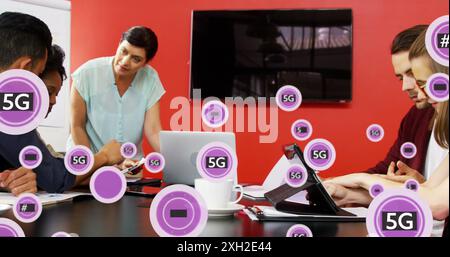 Image de texte 5g et symboles en cercles sur divers collègues partageant des idées au bureau. Composite numérique, exposition multiple, entreprise, planification, équipe Banque D'Images