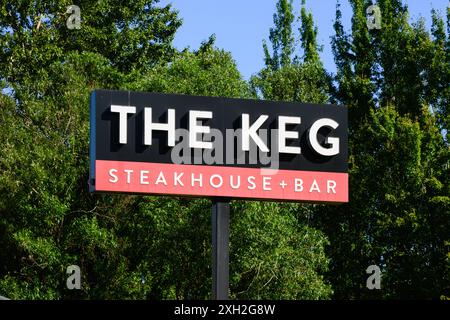 Lynnwood, WA, États-Unis - 7 juillet 2024 ; signe pour le Keg Steakhouse and Bar contre les arbres verts Banque D'Images