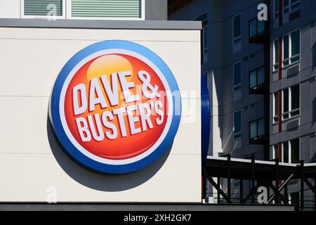 Lynnwood, WA, États-Unis - 7 juillet 2024 ; logo pour le restaurant américain Dave & Busters et son entreprise de divertissement Banque D'Images