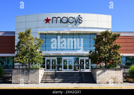 Lynnwood, WA, États-Unis - 7 juillet 2024 ; entrée extérieure du grand magasin Macy's en été Banque D'Images