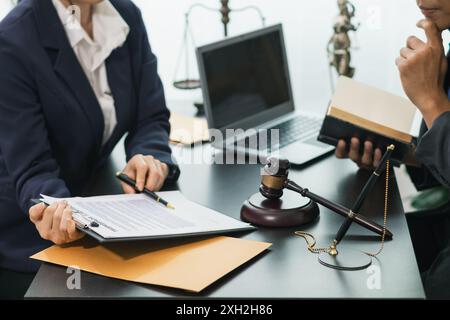 le client rencontre un avocat au sein du bureau du conseiller juridique pour demander des conseils sur la loi et les poursuites qui seront déposées afin d'obtenir un avantage Banque D'Images