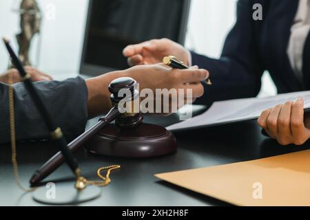 le client rencontre un avocat au sein du bureau du conseiller juridique pour demander des conseils sur la loi et les poursuites qui seront déposées afin d'obtenir un avantage Banque D'Images