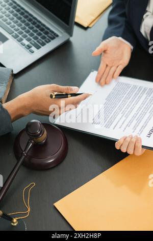 le client rencontre un avocat au sein du bureau du conseiller juridique pour demander des conseils sur la loi et les poursuites qui seront déposées afin d'obtenir un avantage Banque D'Images