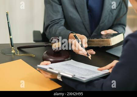 le client rencontre un avocat au sein du bureau du conseiller juridique pour demander des conseils sur la loi et les poursuites qui seront déposées afin d'obtenir un avantage Banque D'Images