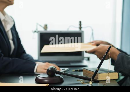 le client rencontre un avocat au sein du bureau du conseiller juridique pour demander des conseils sur la loi et les poursuites qui seront déposées afin d'obtenir un avantage Banque D'Images