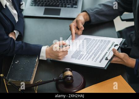 le client rencontre un avocat au sein du bureau du conseiller juridique pour demander des conseils sur la loi et les poursuites qui seront déposées afin d'obtenir un avantage Banque D'Images