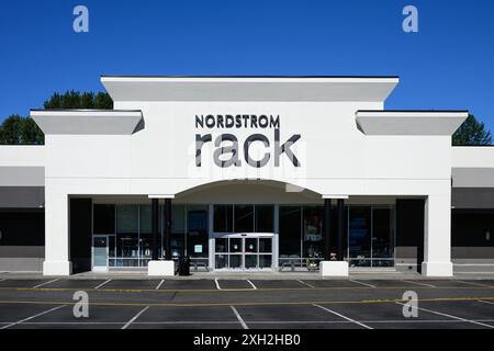 Lynnwood, WA, États-Unis - 7 juillet 2024 ; à l'extérieur du magasin Nordstrom avec le nom sur l'enseigne du bâtiment Banque D'Images