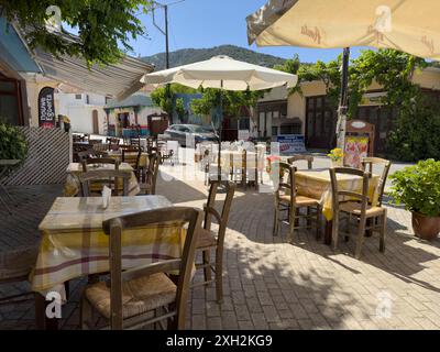 Plati Lassithi Crète Grèce. 09.06.2024. Une taverne avec des tables vides à Plati sur le Lassithi. plateau. Banque D'Images