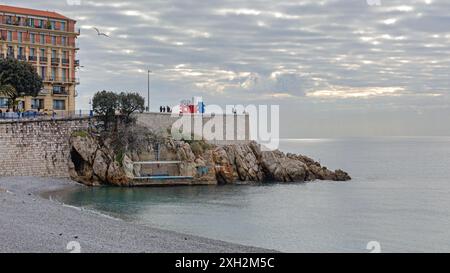 Nice, France - 31 janvier 2018 : selfie Spot avec des lettres géantes J'aime Nice hashtag attraction touristique et point de vue au bout de la plage Méditerranée Banque D'Images