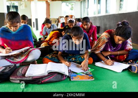 Sundarbans, Inde - 2 novembre 2023 : des écolières indiennes assistent à une classe dans une école réservée aux filles dans les zones rurales de l'Inde. Concept d'éducation et emanc Banque D'Images