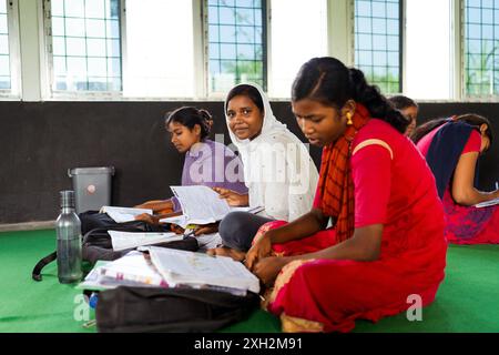 Sundarbans, Inde - 2 novembre 2023 : des écolières indiennes assistent à une classe dans une école réservée aux filles dans les zones rurales de l'Inde. Concept d'éducation et emanc Banque D'Images