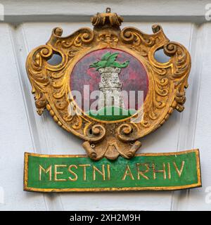 Ljubljana, Slovénie - 4 novembre 2019 : Armoiries Archive Mestni Arhiv au bâtiment de la société historique dans le centre de la capitale. Banque D'Images