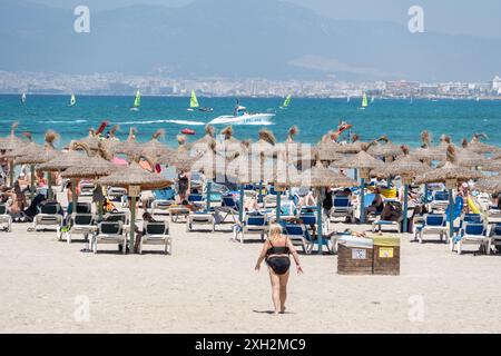 Eindrücke vom Strand in Playa de Palma auf der Insel Mallorca zur Hauptsaison im Sommer 2024 - Strandabschnitt in S ArenalMittelmeerinsel Mallorca während der Hauptsaison im Juli 2024, Palma Mallorca Spanien Playa de Palma *** impressions de la plage à Playa de Palma sur l'île de Majorque pendant la haute saison en été 2024 section plage à S Arenal île méditerranéenne Majorque pendant la haute saison en juillet 2024, Palma Mallorca Espagne Playa de Palma Banque D'Images