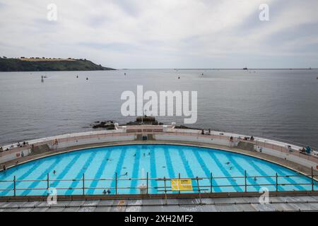 Plymouth, Devon, 11 juillet 2024, les gens étaient dehors pour une promenade sur la Hoe à Plymouth, Devon. Avec une vue imprenable sur Plymouth Sound, c'est l'endroit idéal pour passer une journée, profiter d'un pique-nique sur l'herbe ou faire un plongeon dans le Lido art déco Tinto. Le Smeaton's Tower est un phare du XVIIIe siècle surplombant le Plymouth Sound avec ses célèbres rayures rouges et blanches. Crédit : Keith Larby/Alamy Live News Banque D'Images