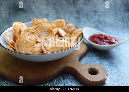 Brun des chips de riz avec des épices et du sel dans un bol. Banque D'Images