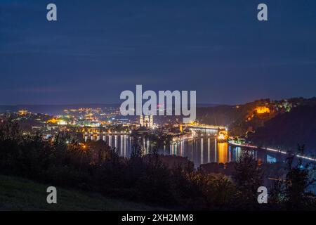 Passau : vue sur Passau avec la rivière Inn et la rivière Donau (Danube), la vieille ville, le château de Niederhaus, le château d'Oberhaus à Niederbayern, basse-Bavière, Bayern, Banque D'Images