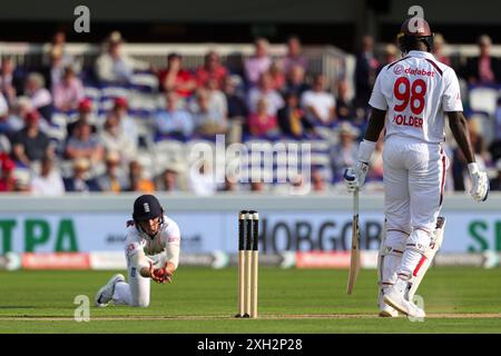 Londres, Angleterre. 11 juillet 2024. L'Anglais Ollie Pope prend la capture de Jason Holder des Antilles sur le bowling de Gus Atkinson lors du premier test match masculin de Rothesay jour 2 entre l'Angleterre et les Antilles au Lord's Cricket Ground. Crédit : Ben Whitley/Alamy Live News Banque D'Images