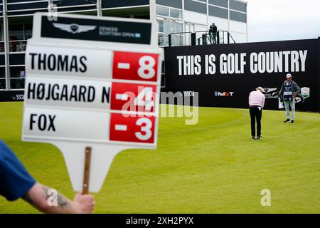 North Berwick, Écosse, Royaume-Uni. 11 juillet 2024. Premier jour au Genesis Scottish Open qui commence aujourd'hui jusqu'au 14 juillet au Renaissance course à l'extérieur de North Berwick dans East Lothian. Pic ; leader du Clubhouse Justin Thomas sur le 18ème vert. Iain Masterton/Alamy Live News Banque D'Images