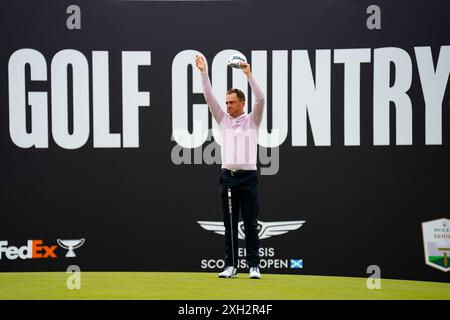 North Berwick, Écosse, Royaume-Uni. 11 juillet 2024. Premier jour au Genesis Scottish Open qui commence aujourd'hui jusqu'au 14 juillet au Renaissance course à l'extérieur de North Berwick dans East Lothian. Pic ; leader du Clubhouse Justin Thomas sur le 18ème vert. Iain Masterton/Alamy Live News Banque D'Images