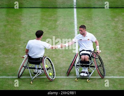 Gordon Reid et Alfie Hewett célèbrent un point lors de leur match de quart de finale en double en fauteuil roulant contre Martin de la Puente et Joachim Gerard (non photographié) le onzième jour des Championnats de Wimbledon 2024 au All England Lawn Tennis and Croquet Club, Londres. Date de la photo : jeudi 11 juillet 2024. Banque D'Images