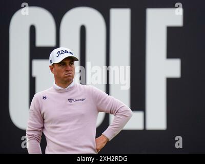 North Berwick, Écosse, Royaume-Uni. 11 juillet 2024. Premier jour au Genesis Scottish Open qui commence aujourd'hui jusqu'au 14 juillet au Renaissance course à l'extérieur de North Berwick dans East Lothian. Pic ; leader du Clubhouse Justin Thomas sur le 18ème vert. Iain Masterton/Alamy Live News Banque D'Images